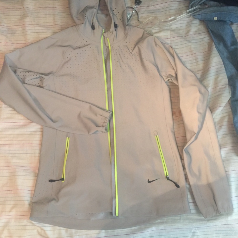 NIKE WOMANS 3M REFLECTIVE JACKET